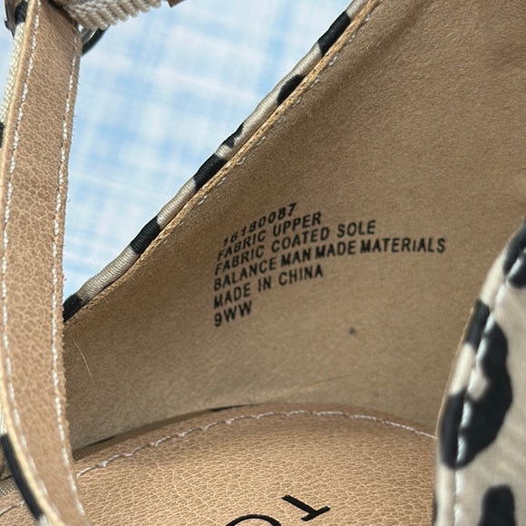 Torrid Women's Leopard Print Heels Bow accent EXTRA WIDE 9WW shoes - Picture 4 of 7